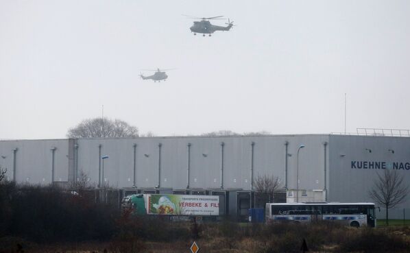 Французские военные вертолеты над местом операции по захвату напавших на офис Charlie Hebdo