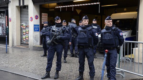 Офицеры французской полиции стоят на страже перед зданием редакции газеты Liberation, куда переехал журнал Charlie Hebdo