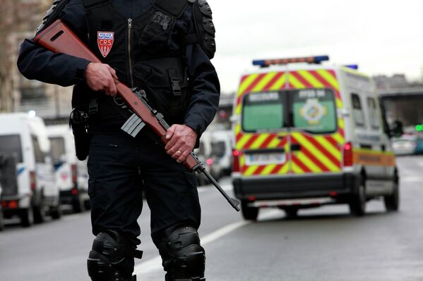 Французская полиция рядом с Порт-де-Венсен