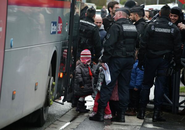 Французские жандармы эвакуируют школьников, с места в захвата заложников в промышленной зоне в города Данмартан-ан-Гоэль