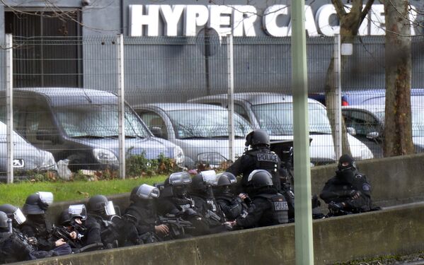 Французская полиция заняла позицию у кошерного магазина продовольственных товаров в Порт-де-Венсен