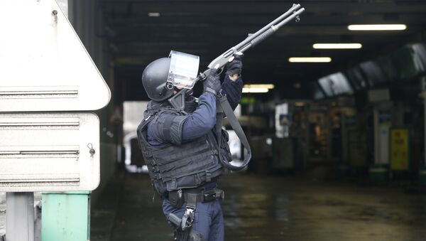 Французская полиция у кошерного магазина продовольственных товаров в Порт-де-Венсен