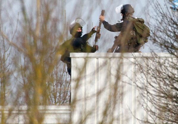 Французские военные у места операции по захвату напавших на офис Charlie Hebdo в городе Данмартан-ан-Гоэль