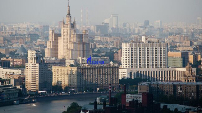 Дом правительства РФ и высотное здание на Кудринской площади. Архивное фото