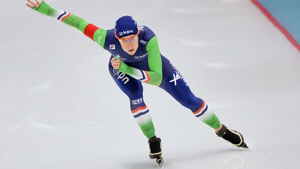 Ирен Вюст (Нидерланды) на дистанции в забеге среди женщин на 500 метров на чемпионате Европы по конькобежному спорту в Челябинске.