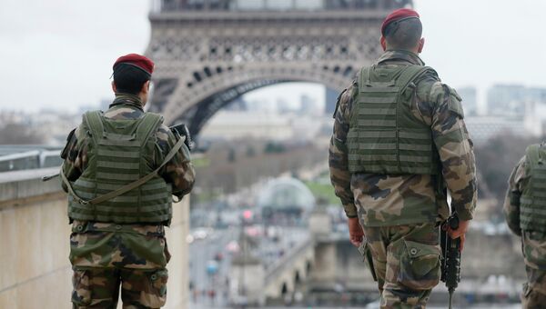 Французские солдаты патрулируют улицы Парижа
