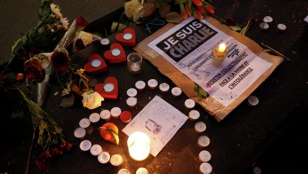 Свечи в память погибших в редакции журнала редакцию журнала Charlie Hebdo в Париже