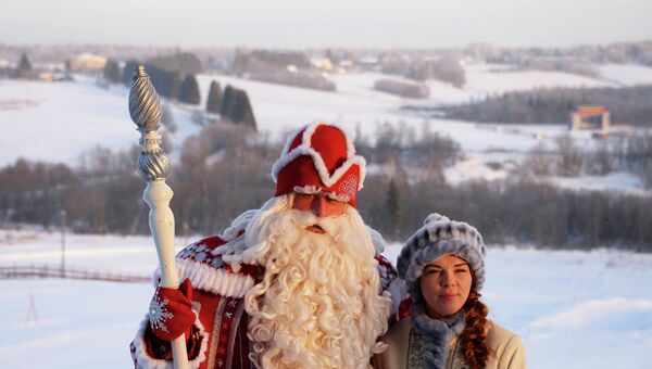 Дед Мороз, прибывший из Великого Устюга, со Снегурочкой. Архивное фото