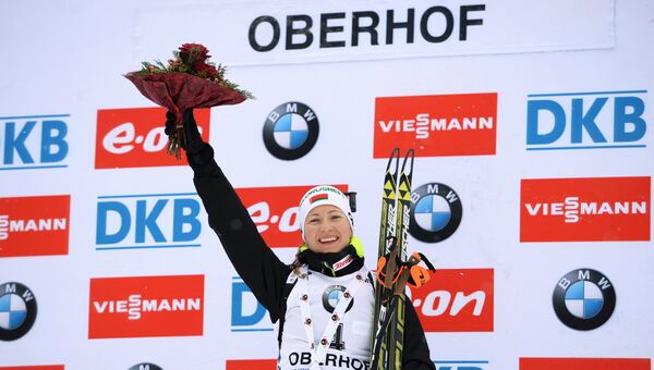 Дарья Домрачева (Белоруссия), занявшая 1-е место в гонке с масс-старта в соревнованиях среди женщин на четвертом этапе Кубка мира по биатлону 2014/15 в Оберхофе