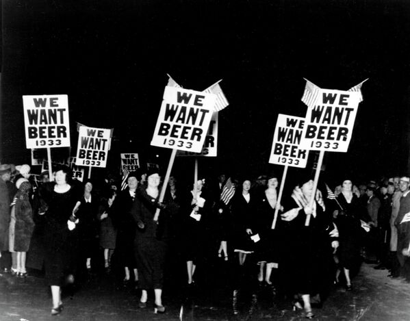 Женщины с плакатами Мы хотим пива во время демонстрации в Ньюарке