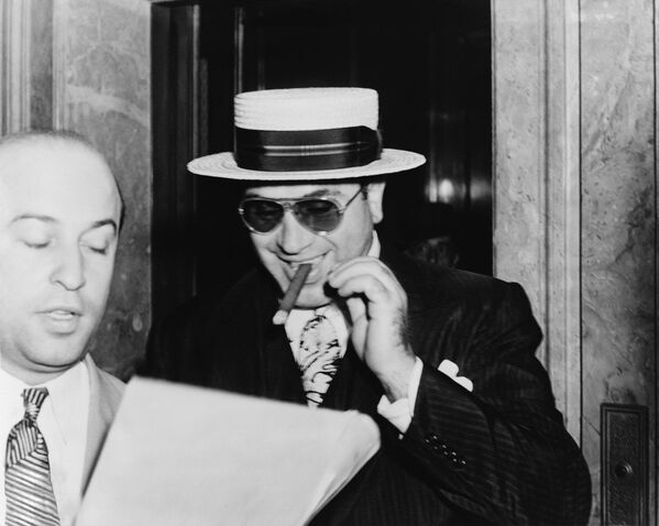 Аль Капоне с адвокатом выходят из здания федерального суда в Майами