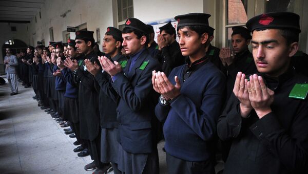 Студенты военного училища в Пешаваре во время открытия