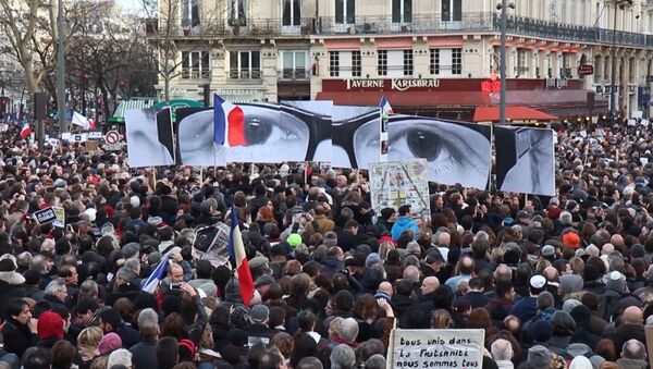 Парижане вышли на марш против терроризма с карикатурами Charlie Hebdo в руках