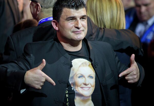 Мужчина в футболке с портретом Колинды Грабар-Китарович после победы на президентских выборах в Хорватии