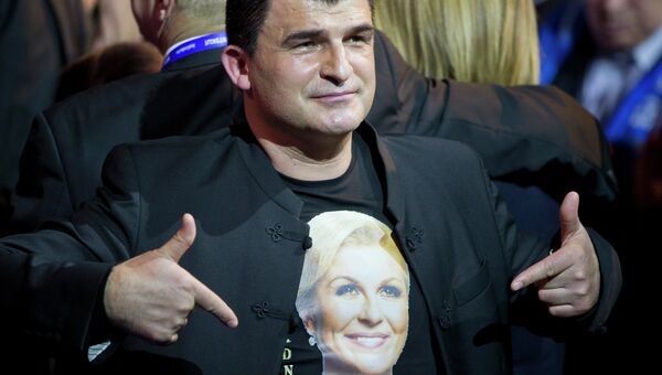 Мужчина в футболке с портретом Колинды Грабар-Китарович после победы на президентских выборах в Хорватии