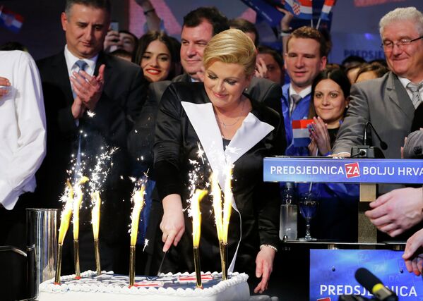 Колинда Грабар-Китарович разрезает торт во время празднования победы на президентских выборах в Хорватии