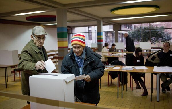 Избиратели на избирательном участке в Загребе во время выборов президента Хорватии
