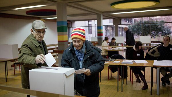 Избиратели на избирательном участке в Загребе. Архивное фото