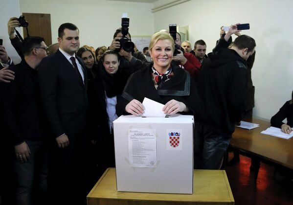 Колинда Грабар-Китарович во время голосования на выборах президента Хорватии