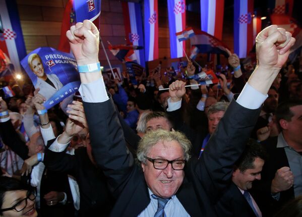 Сторонник Колинды Грабар-Китарович празднует победу на президентских выборах в Хорватии