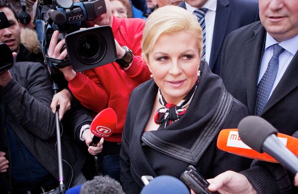 Колинда Грабар-Китарович отвечает на вопросы журналистов во время выборов президента Хорватии