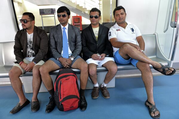 Пассажиры индийского метро сидят без брюк принимая участие в мировом флешмобе в метро без штанов