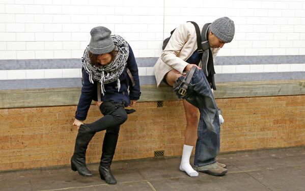 Люди раздеваются в метро перед ежегодной акцией в метро без штанов