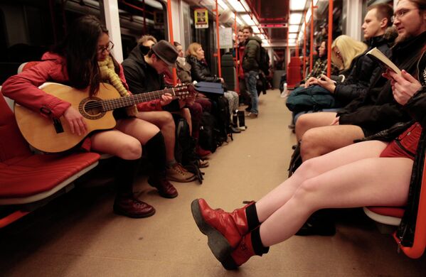 Люди в метро Праги, ежегодный флешмоб в метро без шатнов