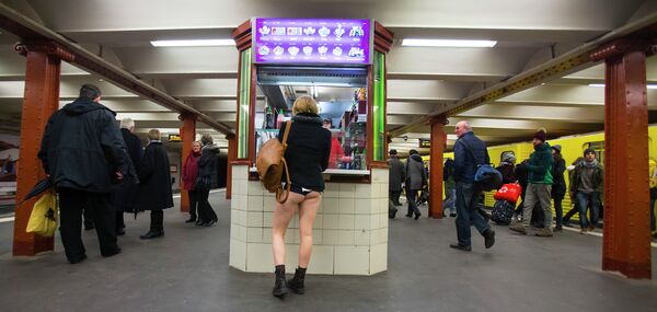 Девушка на платформе в подземке Берлина, акция в метро без штанов