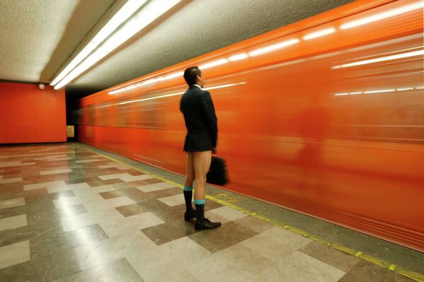 Мужчина на платформе в подземке Мехико, акция в метро без штанов