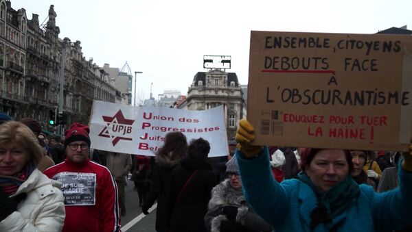 Демонстранты прошли по Брюсселю с плакатами Я Шарли и Свобода слова