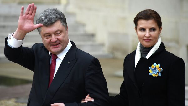Президент Украины Петр Порошенко с женой после марша памяти жертв терактов в Париже