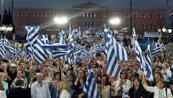 Люди с флагами Греции в центре Афин. Архивное фото