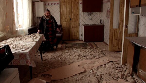 Жители Донецка показали разрушенные после ночного обстрела дома