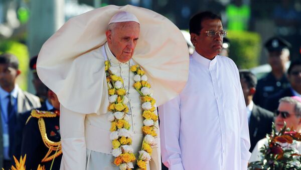 Папа Римский Франциск и президент Шри-Ланки Маитрипала Сирисена в аэропорту Коломбо