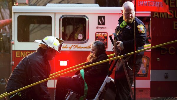 Спасатели эвакуируют пассажиров метро из-за задымления на станции Ленфан плаза в Вашингтоне