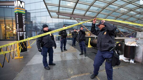 Полиция возле станции метро Ленфан плаза в Вашингтоне