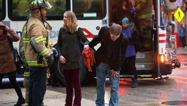 Эвакуация пассажиров метро из-за задымления на станции Ленфан плаза в Вашингтоне