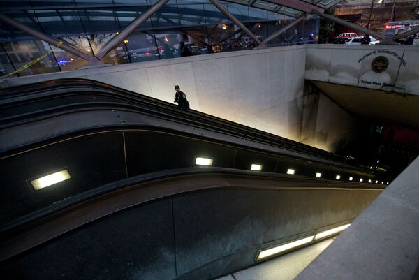 Эскалатор станции метро Ленфан плаза в Вашингтоне во время задымления