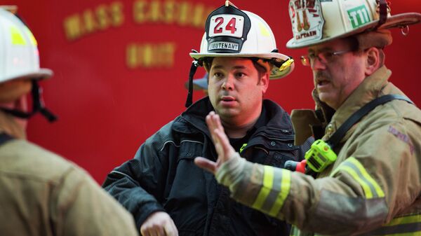 Пожарные во время задымления на станции метро Ленфан плаза в Вашингтоне