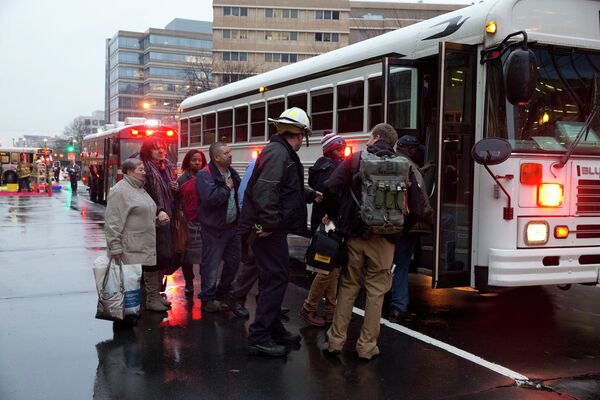 Эвакуация пострадавших в результате задымления на станции метро Ленфан плаза в Вашингтоне