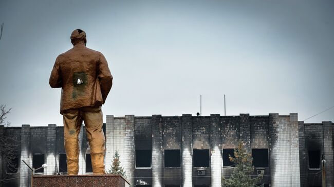 Памятник В.И. Ленину у здания городского совета в Шахтерске. Архивное фото