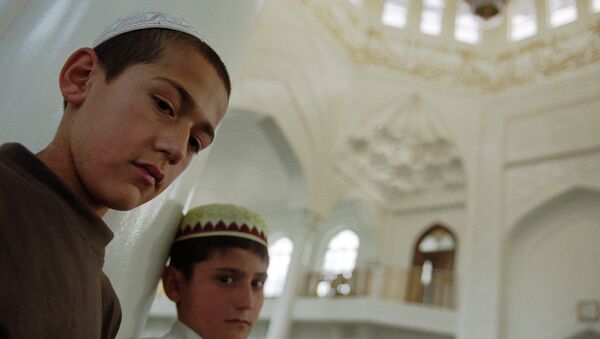 Мальчики-мусульмане в мечети