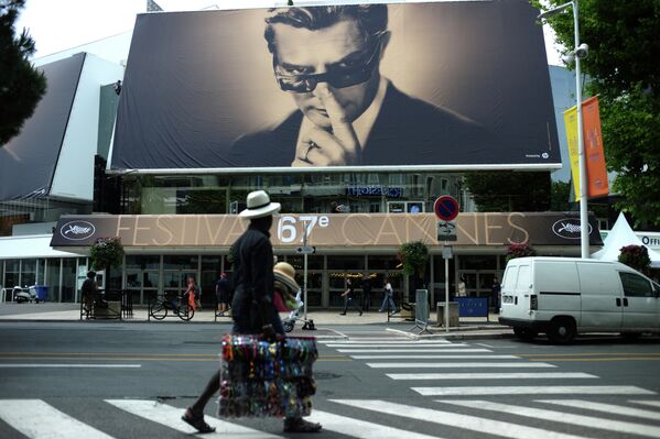 Марчелло Мастроянни на рекламном баннере к фильму Федерико Феллини 8 с половиной в Каннах, Франция
