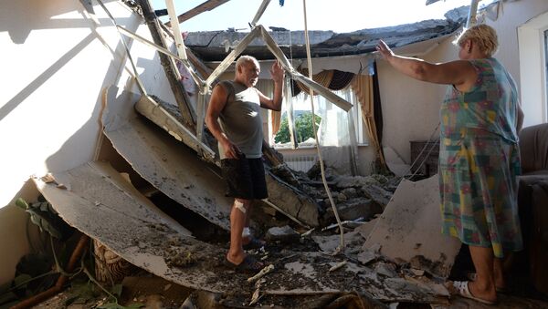 Местные жители в доме, пострадавшем во время ракетно-минометного обстрела Горловки. Архивное фото