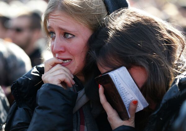Девушки на похоронах евреев, погибших в результате терактов в Париже