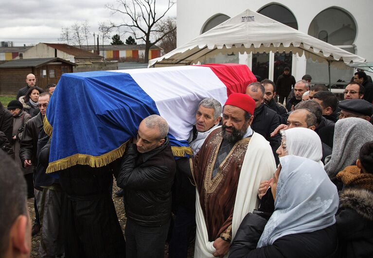 Похороны полицейского, погибшего в результате теракта в Париже