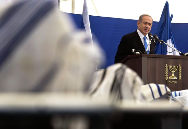 Премьер-министр Израиля Биньямин Нетаньяху выступает на похоронах погибших в супермаркете Гипер Кашер