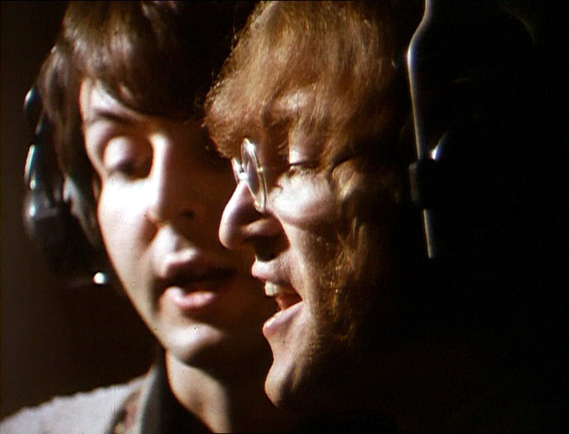 Джон Леннон и Пол Маккартни во время звукозаписи. Abbey Road Studios, Лондон. 1968 год - РИА Новости, 1920, 08.10.2020