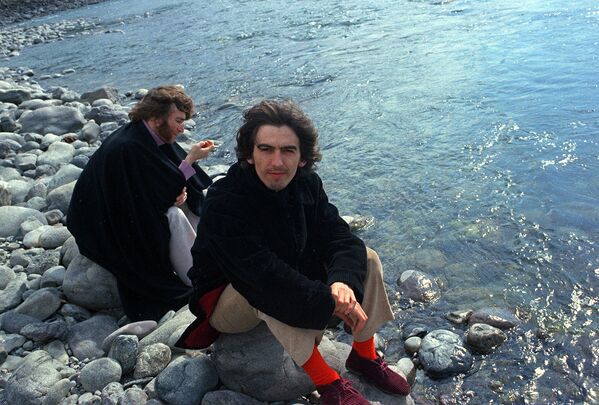 Джордж Харрисон и Джон Леннон на берегу реки в Ришикеше. Индия, 1968 год